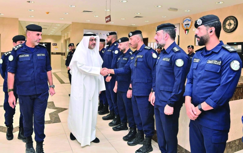 


محافظ العاصمة مصافحاً قياديي وضباط مديرية الأمن 