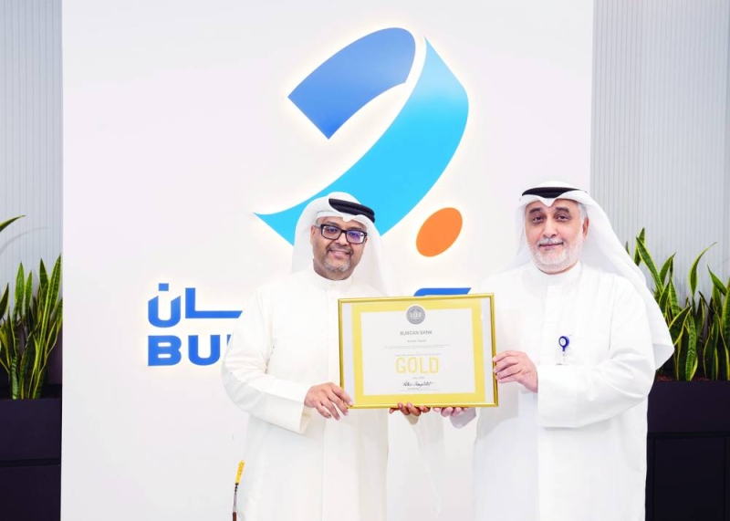 


فاضل عبدالله ونائب مدير عام إدارة الخدمات العامة سعود الهدبة مع الـ «LEED الذهبية» 