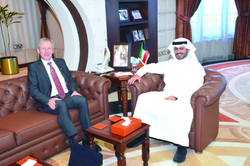 محافظ مبارك الكبير مستقبلاً السفير البلجيكي