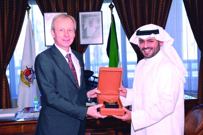 


المحافظ مكرماً السفير البلجيكي 