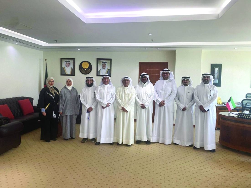 الجلال يتوسط رئيس وأعضاء مجلس إدارة جمعية المعلمين