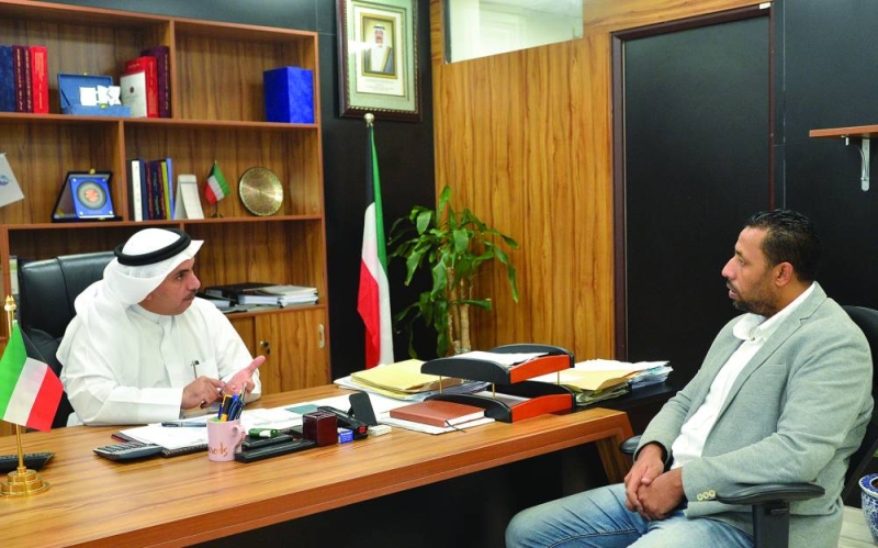 


الظفيري متحدثاً للزميل علي العلاس 