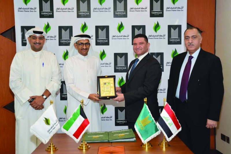 


بشار القطان وعبدالله بعد توقيع العقد بحضور علي القطان وعامر الياسري 