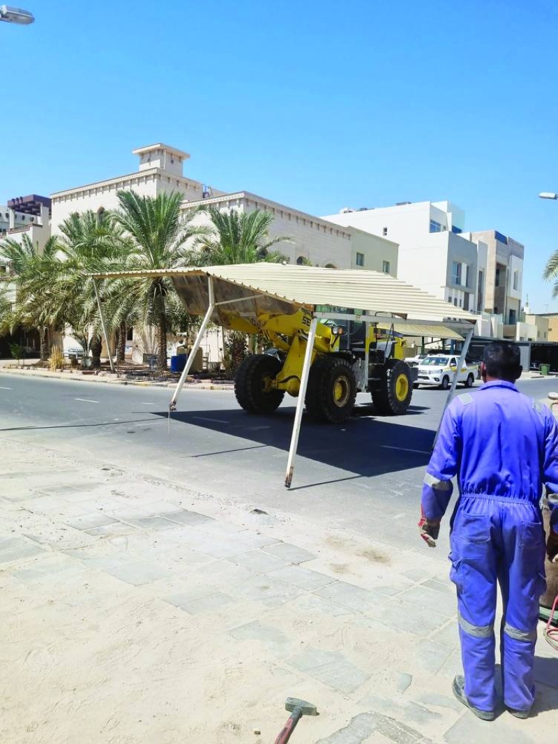 إزالة المظلات المخالفة بمنطقة الشعب