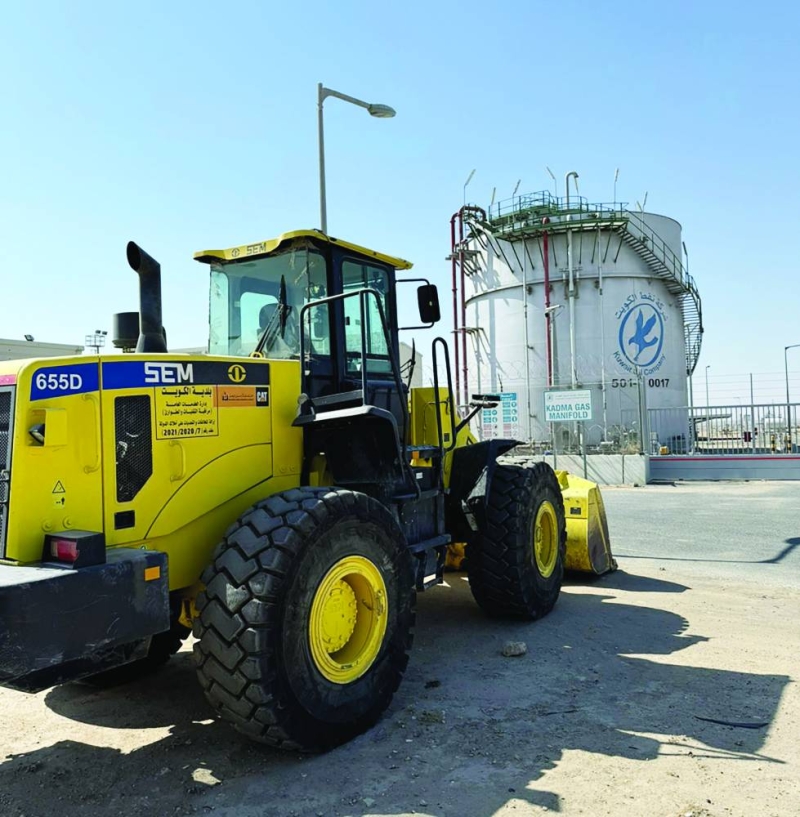 


جانب من عملية الإزالة بالقرب من موقع نفطي 