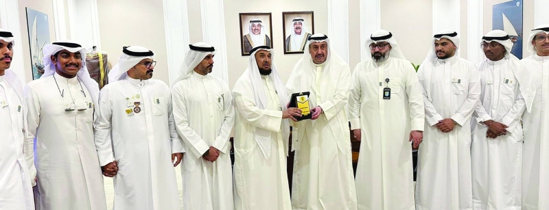 


فيصل الحمود خلال تكريمه فريق الجوالة 