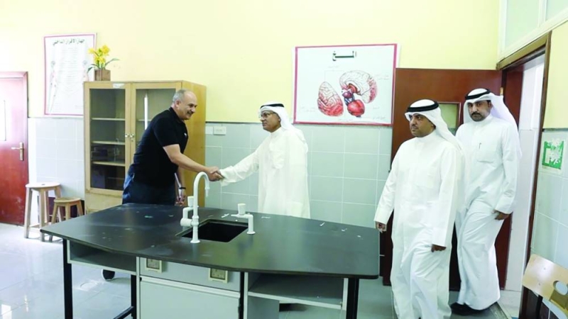 الوزير متفقداً مختبراً في إحدى المدارس