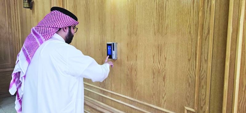 المعلمون... التزموا بإثباب الحضور والانصراف بالبصمة 