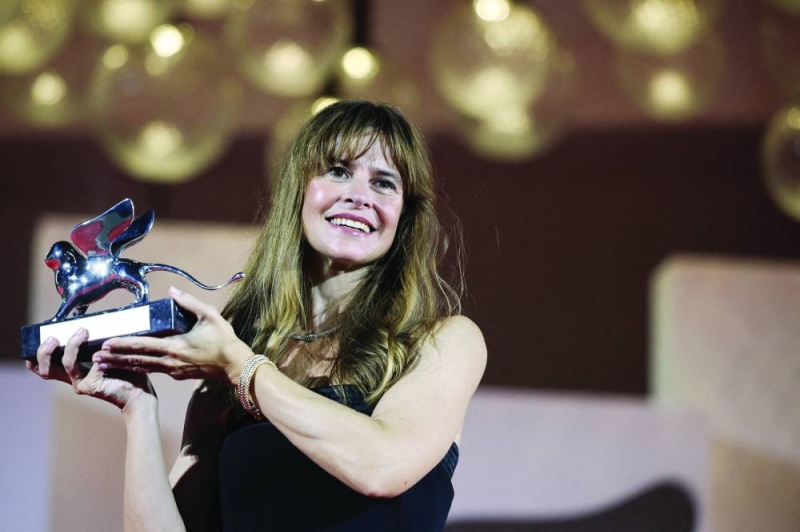 


ماورا ديلبيرو ترفع «الأسد الفضي» 