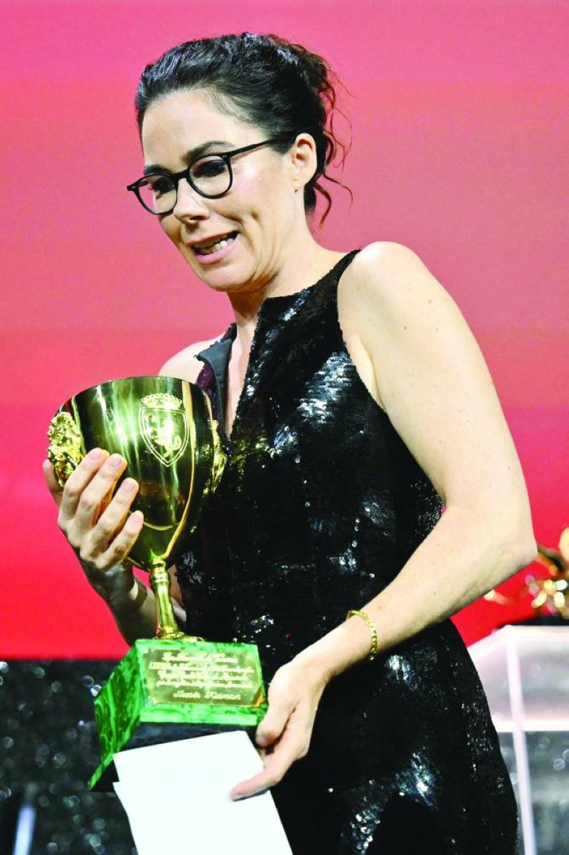 


هالينا رين تتسلّم جائزة «أفضل ممثلة» نيابة عن كيدمان 