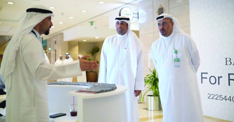 العمر خلال جولة في المعرض الأكاديمي