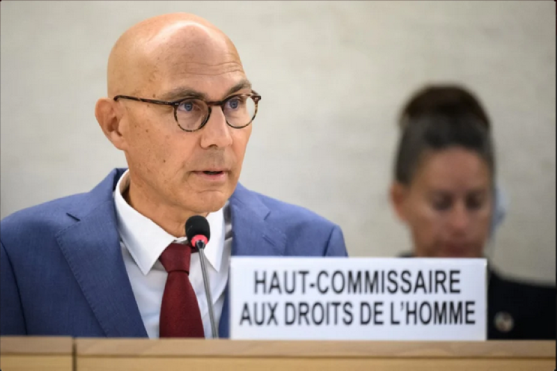 تورك يؤكد أن العالم يقف «عند مفترق طرق» 