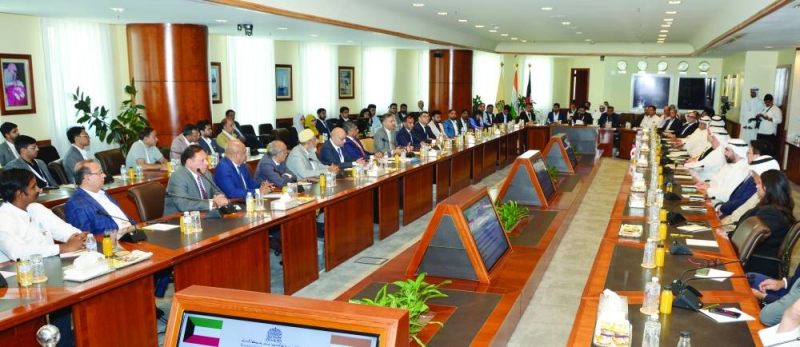 


الوفد الهندي في «الغرفة» خلال اللقاء 