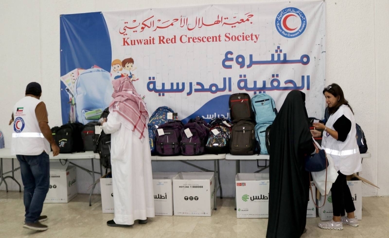 جانب من توزيع الحقائب المدرسية