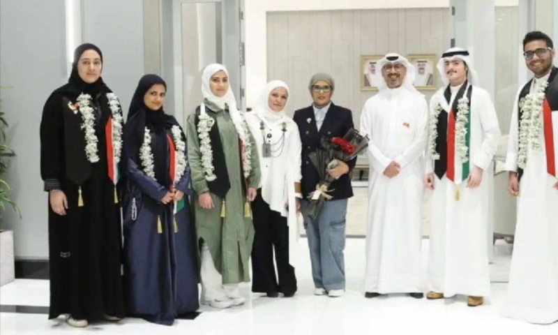 الطلبة المشاركون لدى وصولهم إلى الكويت
