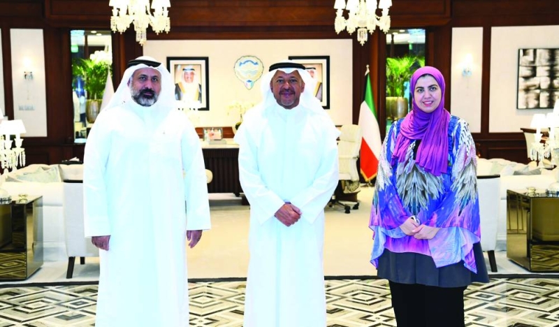 محافظ الفروانية خلال استقباله فاطمة الموسوي وسالم العبدالجادر