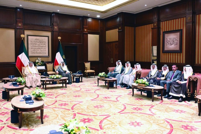 سمو الأمير مستقبلاً رئيس «الأعلى للقضاء» ونائب رئيس «التمييز» ورئيس «الاستئناف» ونائب رئيس «الكلية» بحضور وزير العدل 