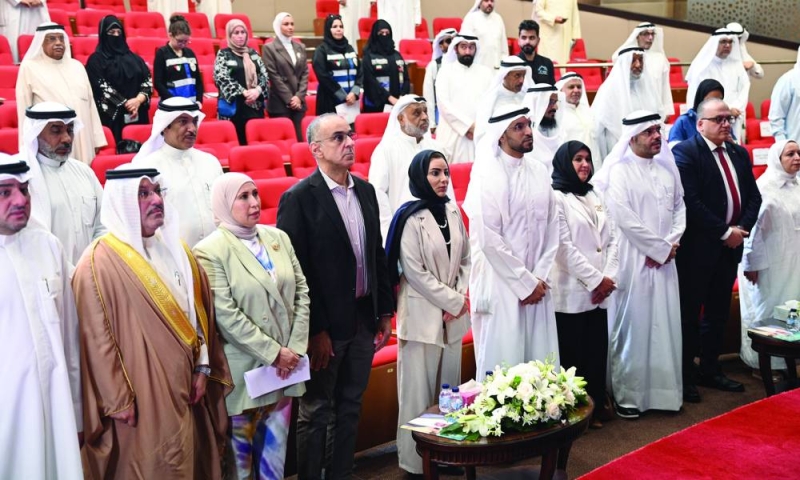 الحويلة تتوسط الحضور لدى بدء الاحتفالية