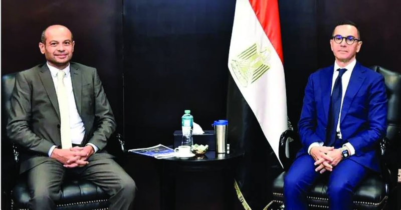 


الخطيب خلال اللقاء مع الشيخ 