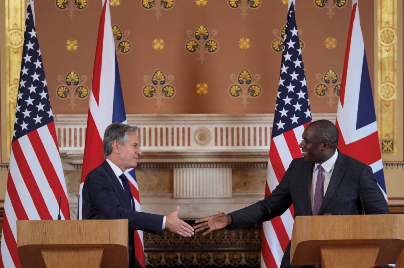 بلينكن ولامي خلال مؤتمر صحافي في لندن (رويترز)