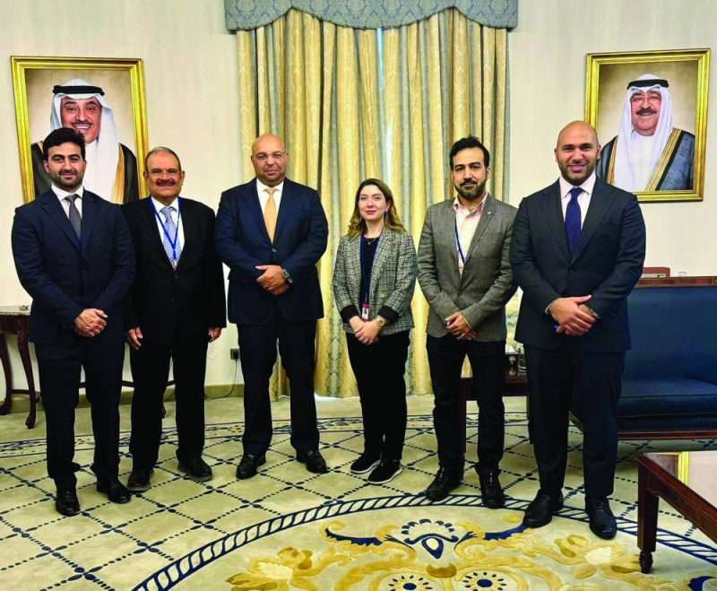 السفير الفصّام مستقبلاً وفد المركز