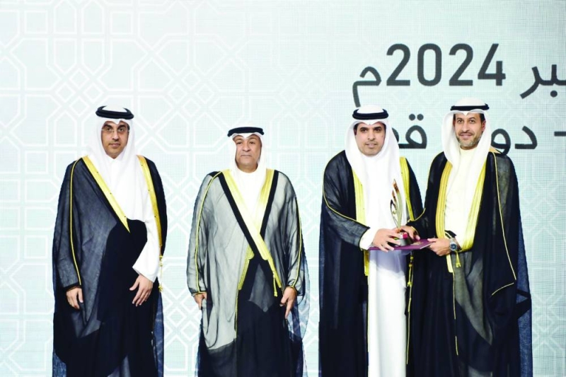 


عبدالعزيز الرومي متسلماً الجائزة بحضور البديوي 