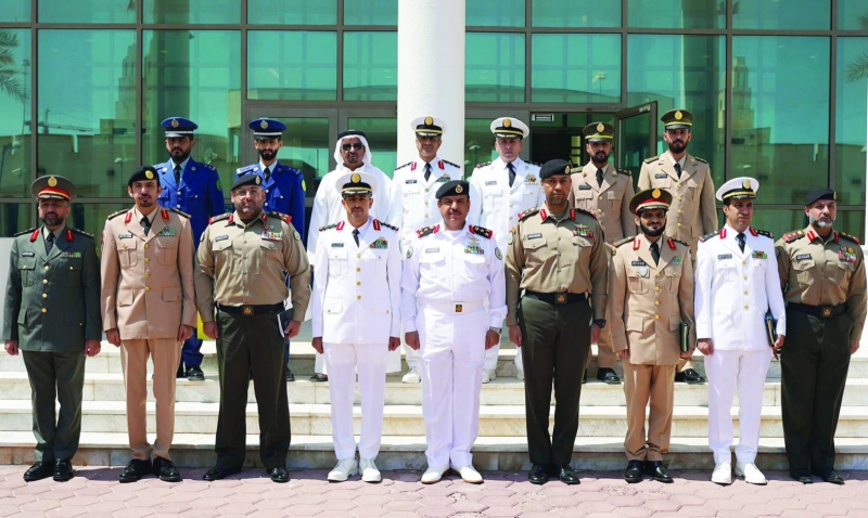 العميد تركي والعميد العمري يتوسطان ضباط الأكاديمية والوفد السعودي