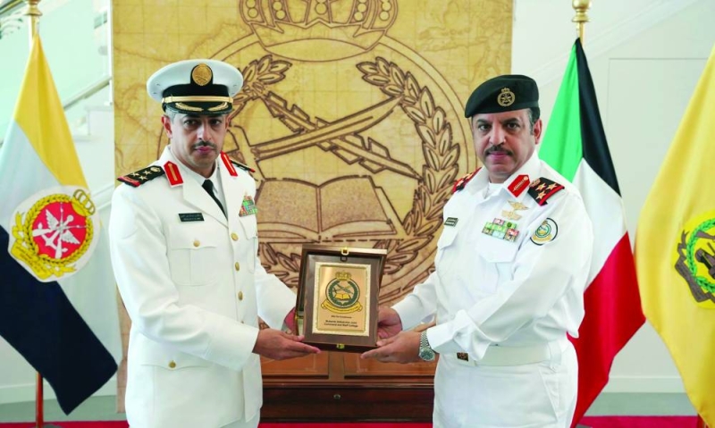 تقديم درع تذكارية للعميد العمري 