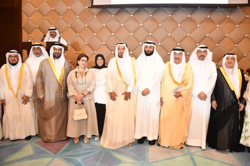 المعتوق متوسطاً المشاركين في الحفل