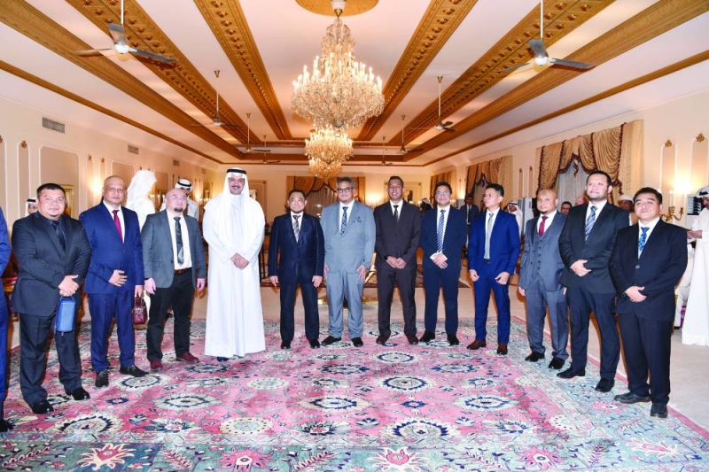 مبارك العبدالله مُتوسّطاً الوفد الماليزي 