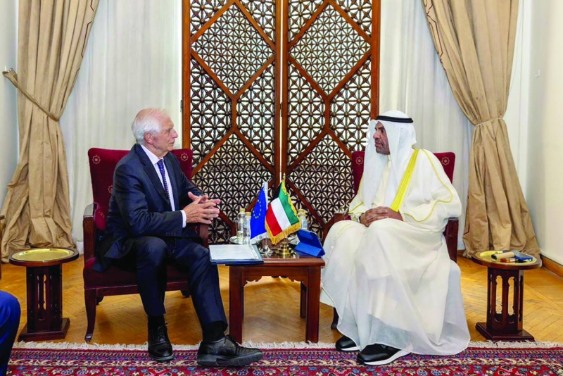 وزير الخارجية خلال محادثاته مع بوريل 