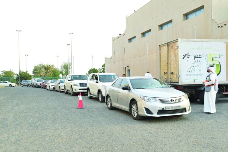 جانب من استقبال الأسر المُتعفّفة لتوزيع الكوبونات عليها