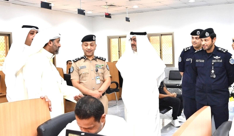 محافظ العاصمة خلال الجولة 