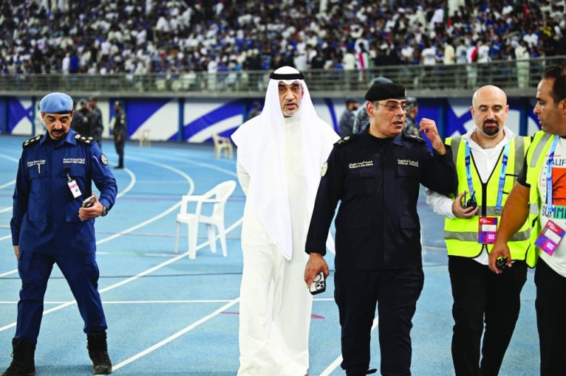 اليوسف يتوسط القيادات الأمنية في الملعب