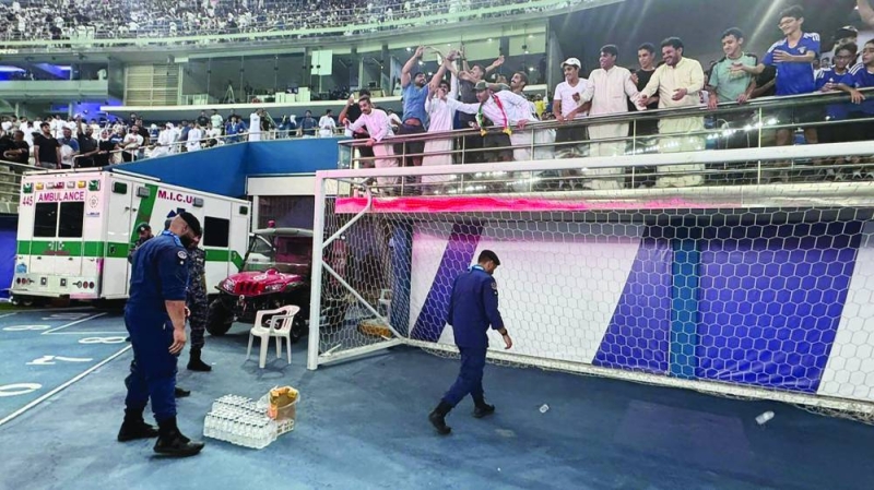 رجال الأمن يوزعون الماء على الجمهور