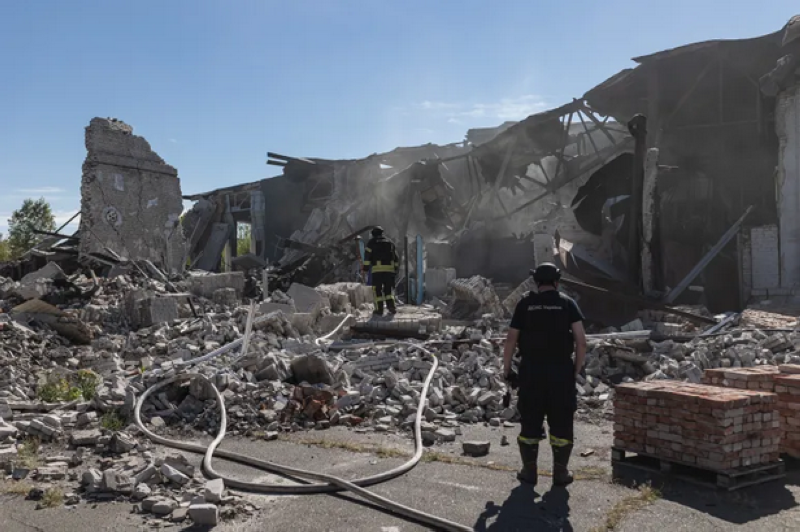 دمار بعد قصف روسي على إحدى مناطق دونيتسك شرق أوكرانيا