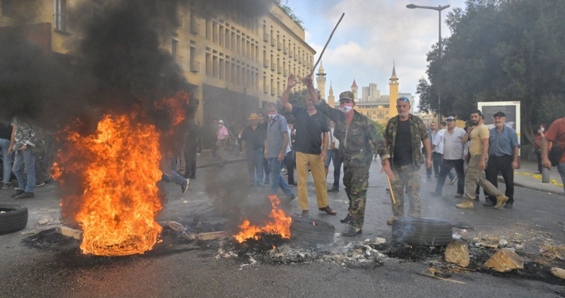 العسكريون المتقاعدون قطعوا الطرق المؤدية إلى السرايا أمس
