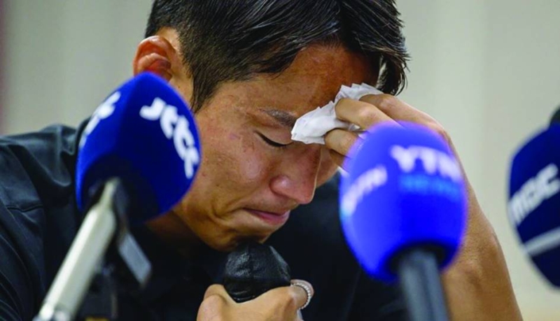 سون باكياً خلال المؤتمر الصحفي