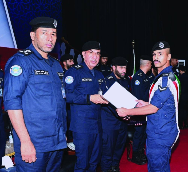 اللواء فواز الخالد مكرماً أحد الخريجين 