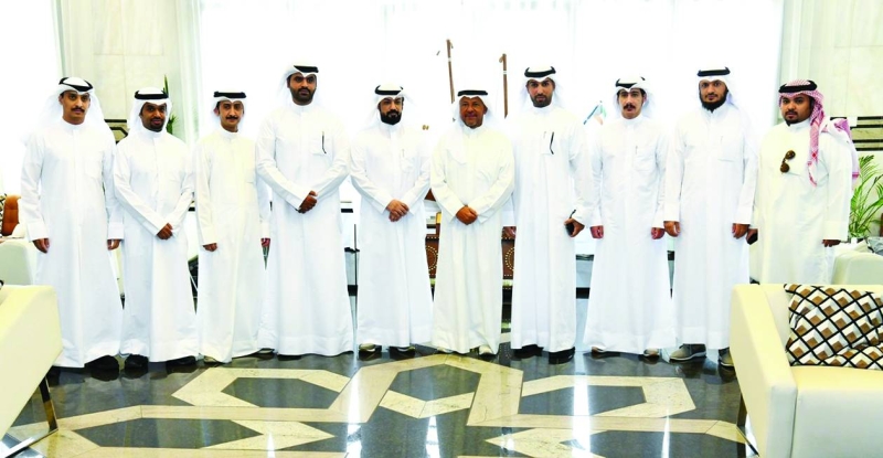 محافظ الفروانية متوسطاً ممثلي الجمعيات التعاونية 