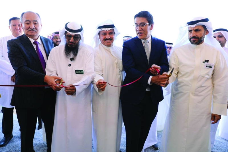 قص شريط افتتاح المستشفى 