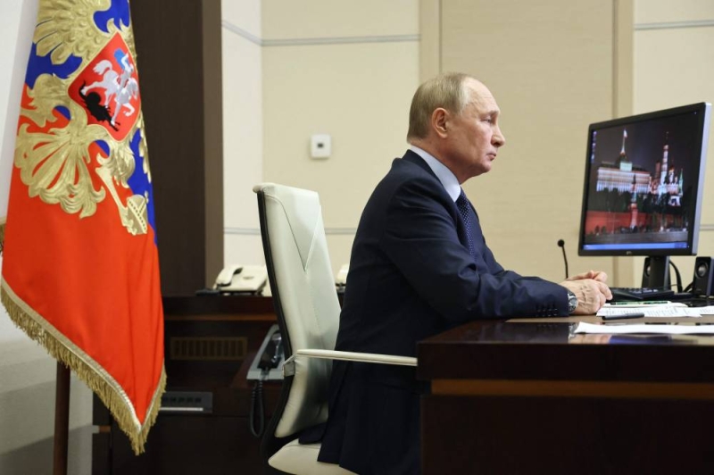 بوتين خلال الاجتماع عبر «الفيديو كونفرانس» (أ ف ب)