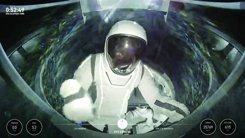 سارة غيليس تخرج من الكبسولة