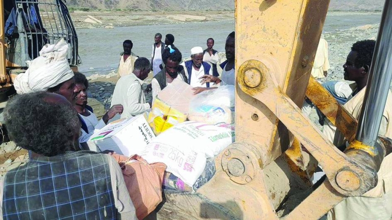 جانب من تقديم المساعدات 