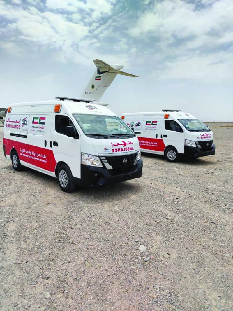 سيارتا إسعاف ضمن المساعدات الكويتية 