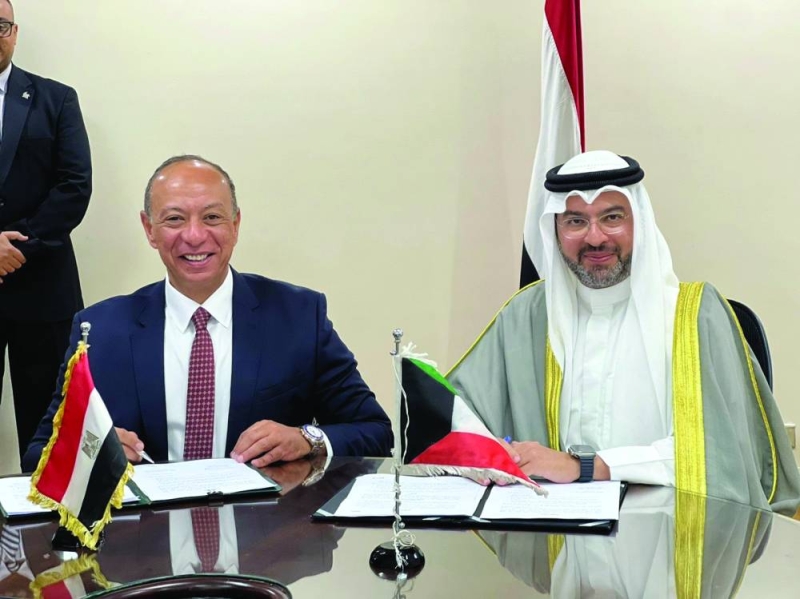 المبارك والحفني أثناء توقيع مذكرة التفاهم