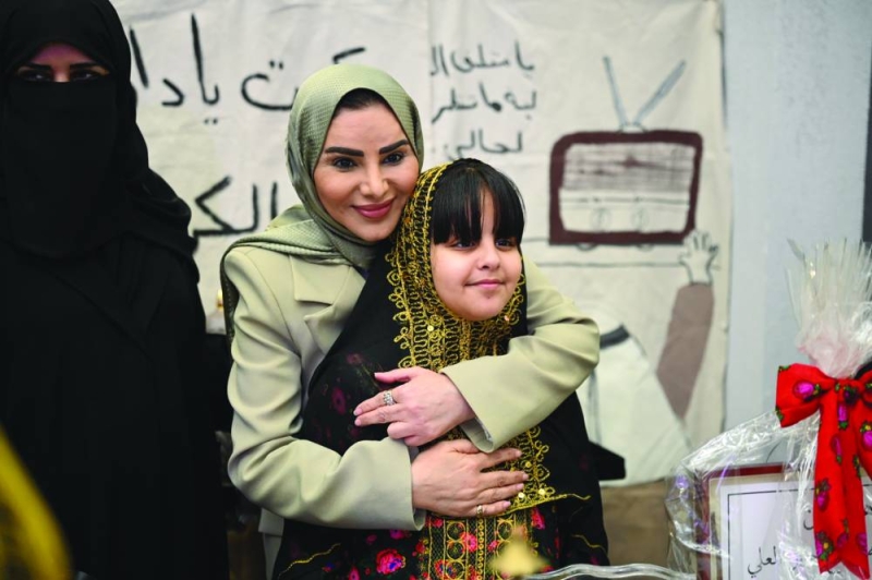 


وزيرة الشؤون تحتضن إحدى الصغيرات 	(تصوير نايف العقلة) 