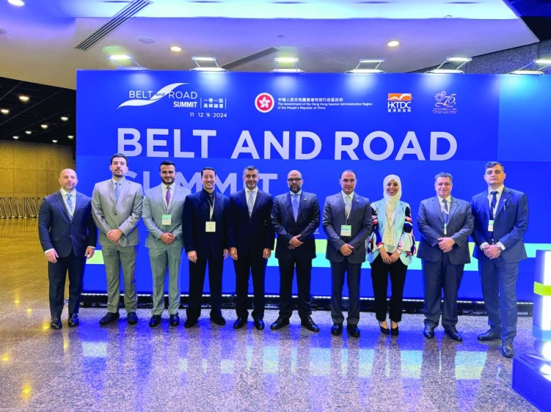 عدد من المشاركين في لقطة جماعية 