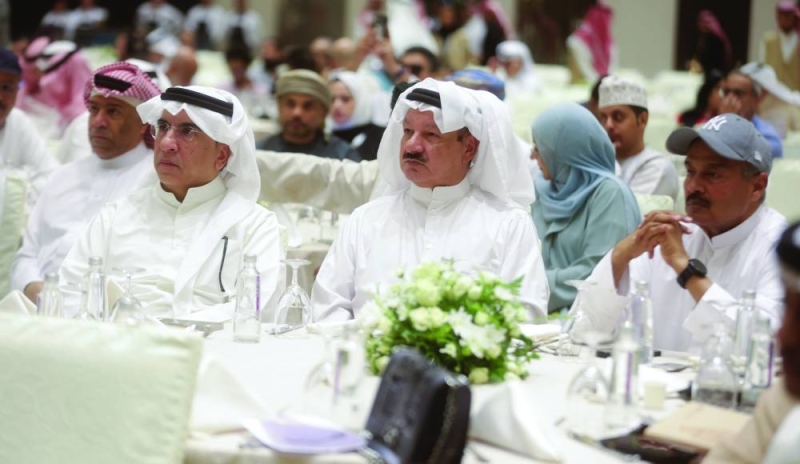 


أحمد السلمان يتوسط العقل وعلي العنزي 