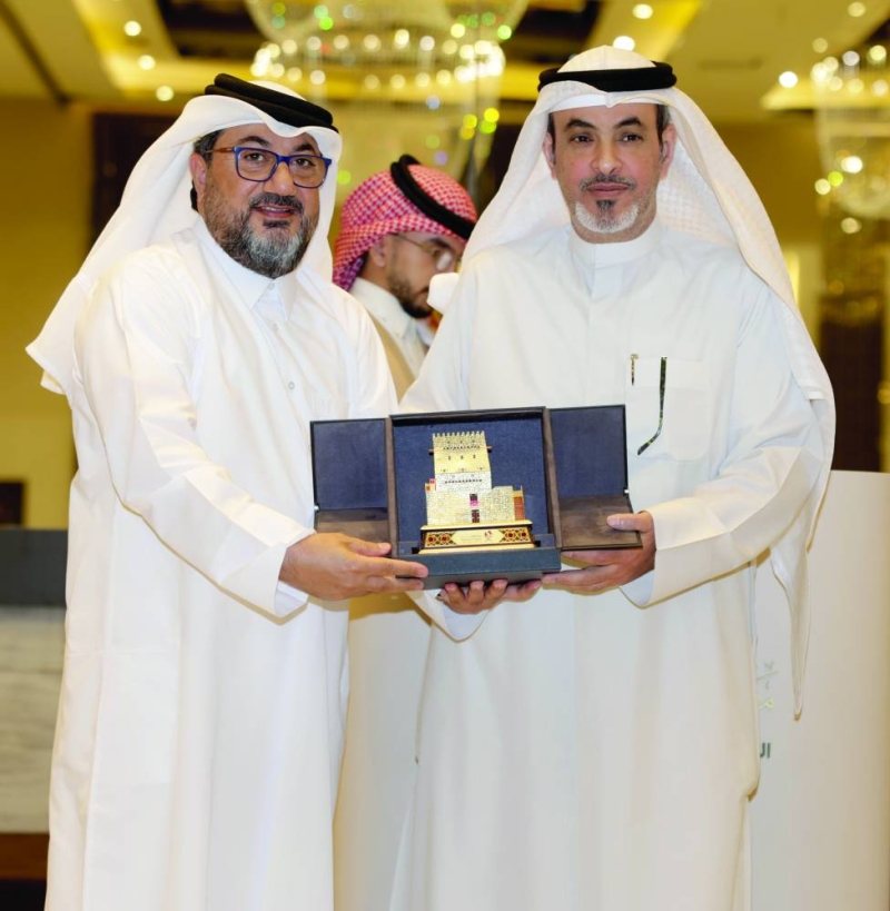 


فالح المطيري يتسلم درعاً تذكارية 